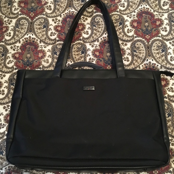 US Luggage black tote with laptop pocket insert - Picture 1 of 4